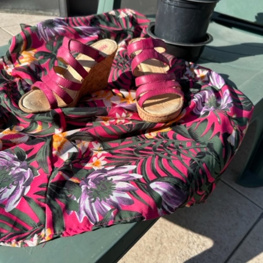 BORN LISI FUSHIA WEDGE SANDALS SIZE 6